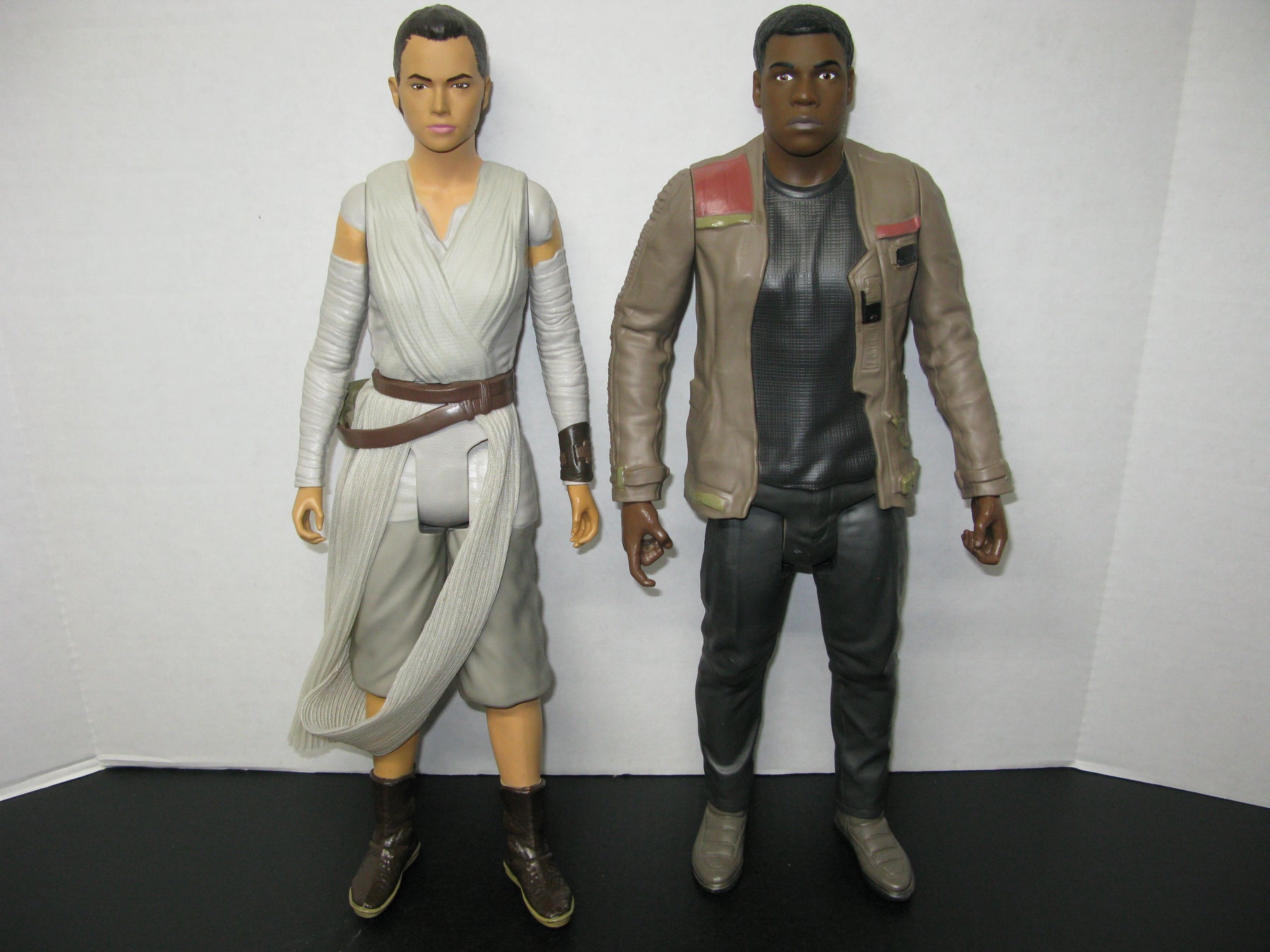 2 Star Wars Statues Rey and Finn