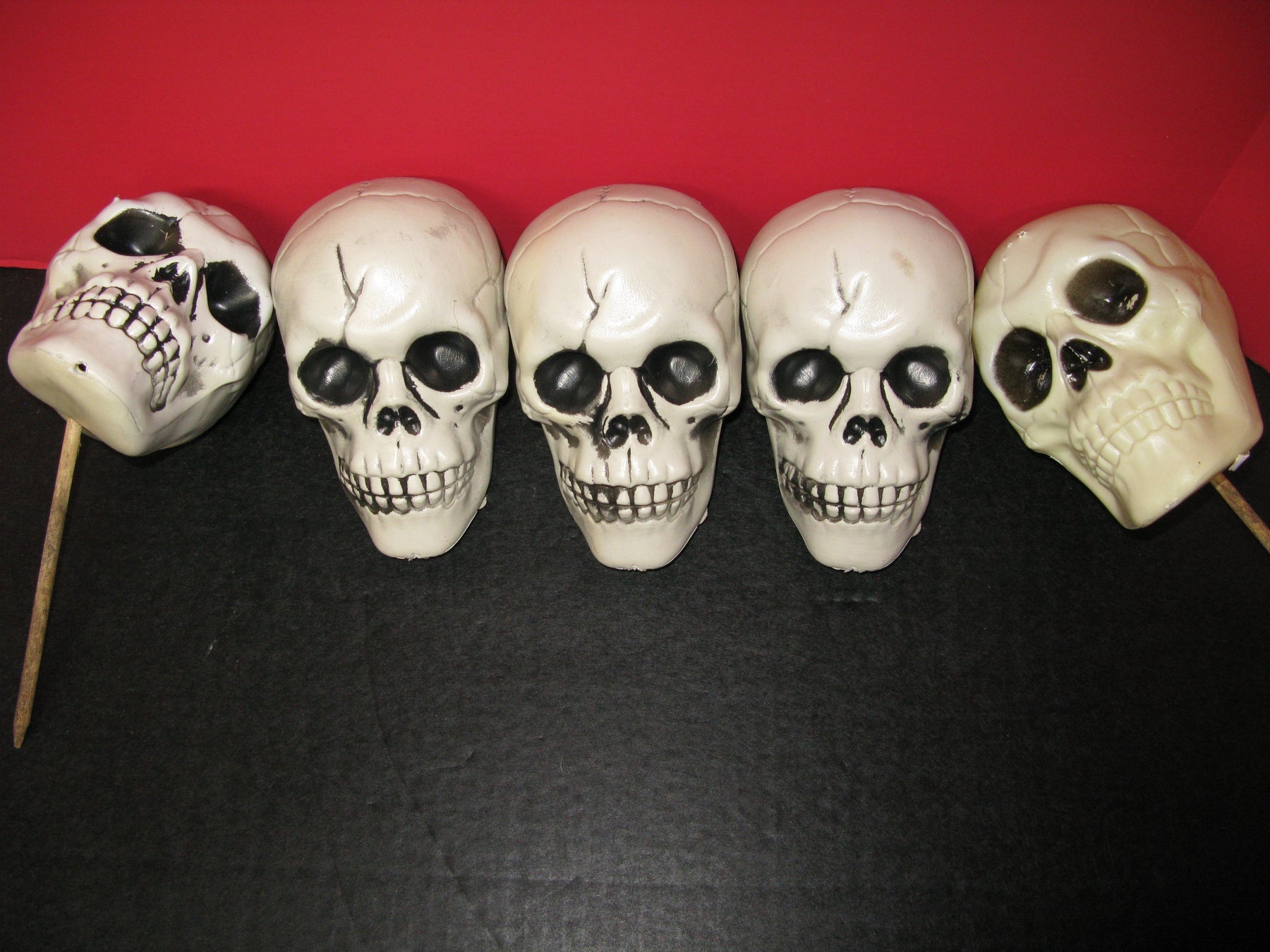 5 Plastic Halloween Skulls