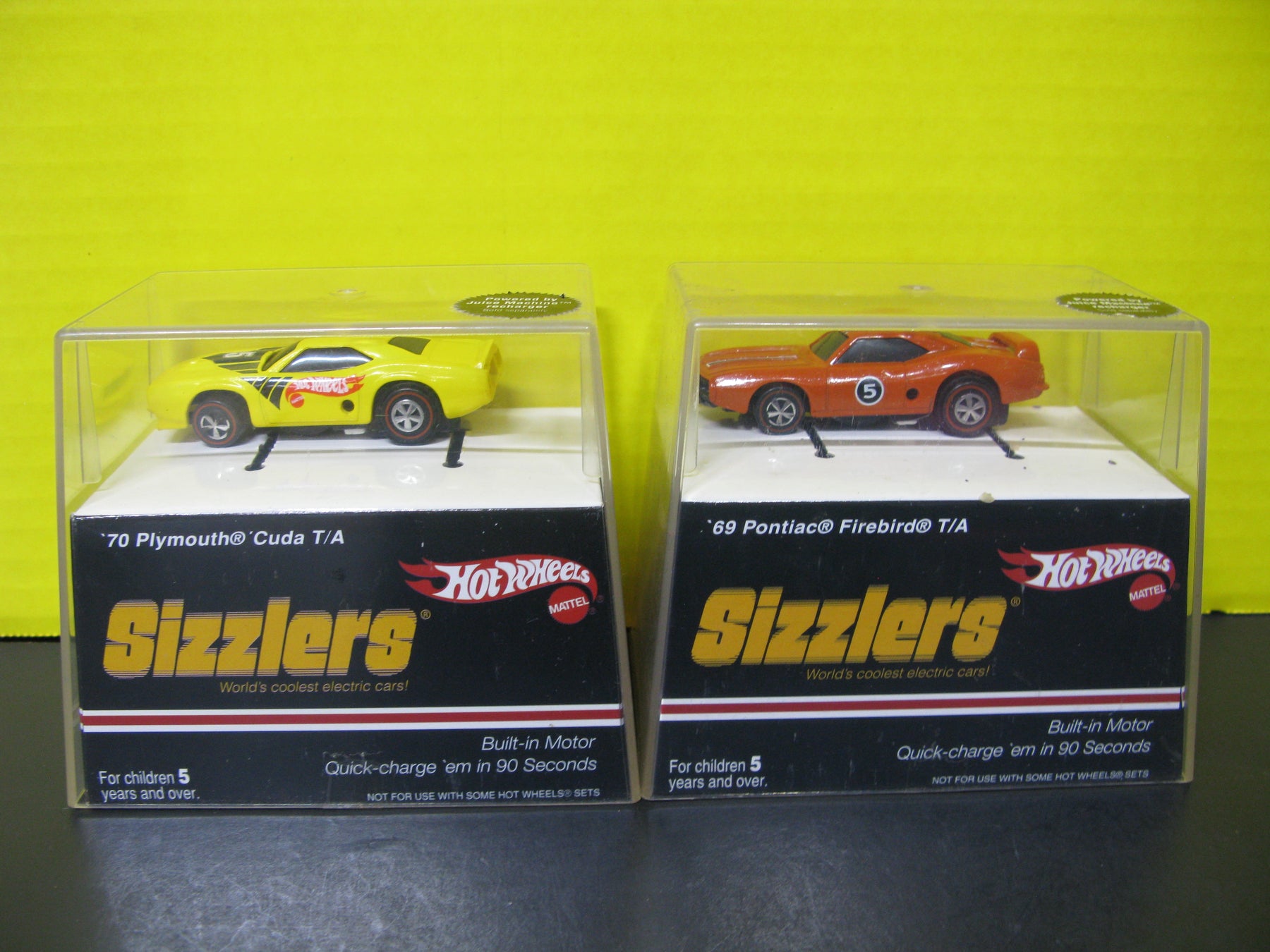 2 Hot Wheels Sizzlers