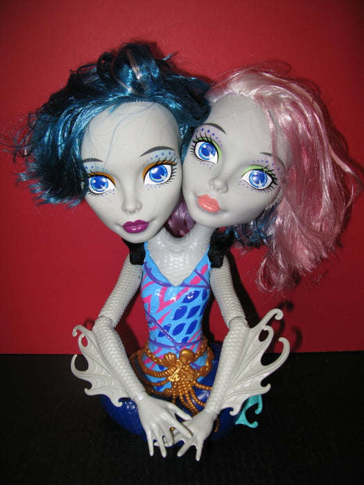 2 Monster High Peri and Pearl Serpentine Styling Head with Accessories