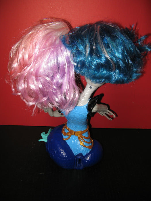 2 Monster High Peri and Pearl Serpentine Styling Head with Accessories