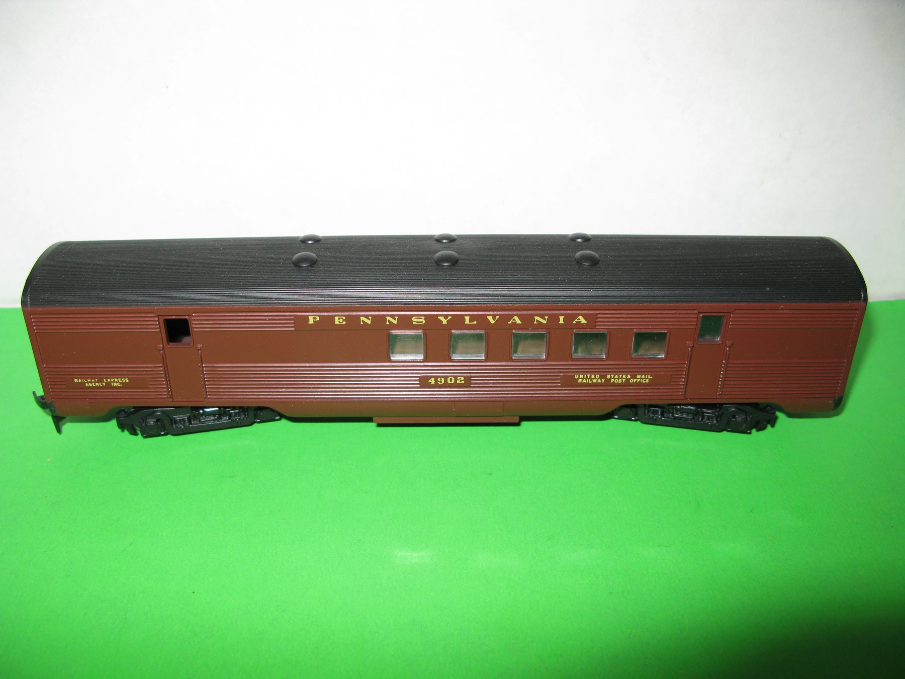 Athearn Trains in Miniature- (Brown)